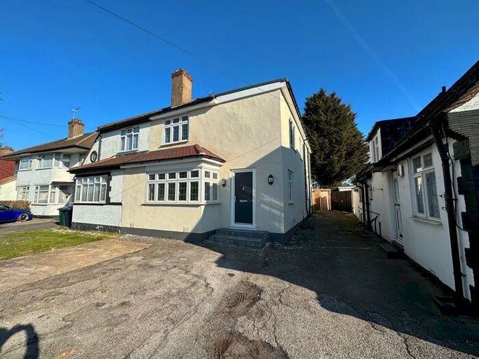 5 Bedroom Semi-Detached House To Rent In Mount Grove, Edgware- Bedroom Luxury Semi Detached House, HA8