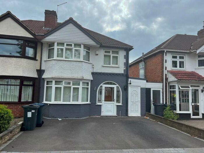 3 Bedroom Semi-Detached House To Rent In Stratford Road, Hall Green, B28