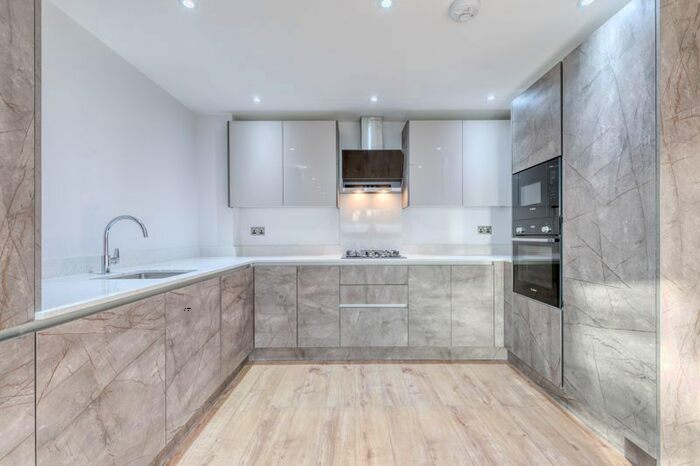 1 Bedroom Flat To Rent In Brittain Road, Hersham, Walton-On-Thames, KT12