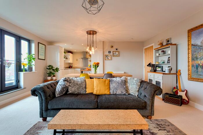 2 Bedroom Flat To Rent In London Road, Mitcham, Surrey, CR4