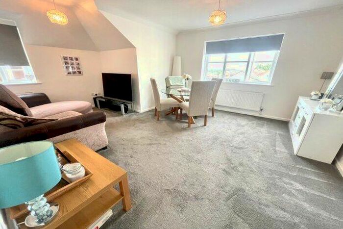 2 Bedroom Flat To Rent In Douglas Gardens, Poole, BH12