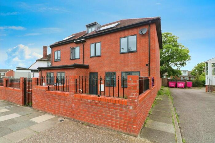 3 Bedroom Semi-Detached House To Rent In Tring Close, Ilford, IG2