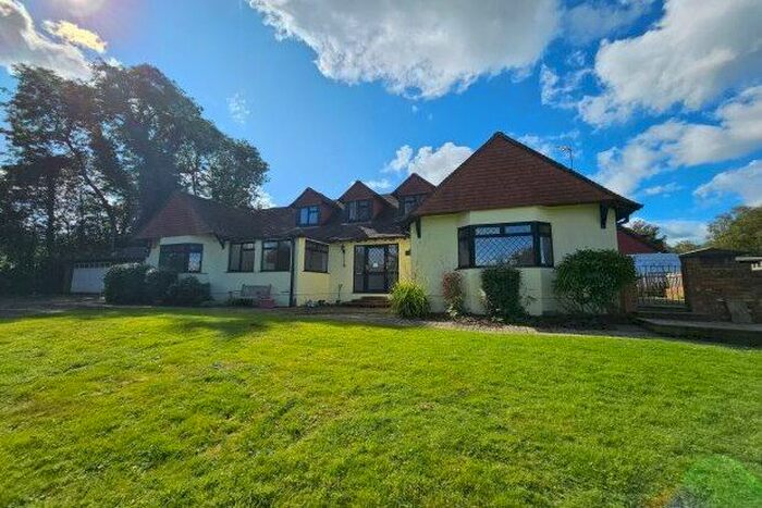 4 Bedroom Chalet To Rent In Redbrook Lane, Uckfield, TN22