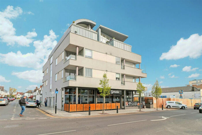 2 Bedroom Flat To Rent In Broadway, Leigh-on-sea, SS9