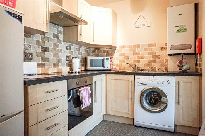 2 Bedroom Flat To Rent In Broomfield Cres, Leeds, LS6