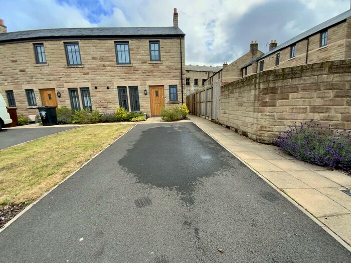 3 Bedroom Mews To Rent In Jubilee Close, Glossop, SK13