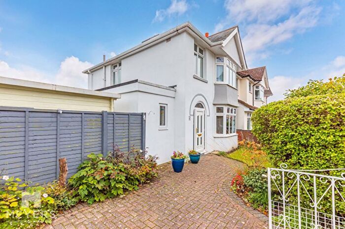 3 Bedroom Detached House For Sale In Gleadowe Avenue, Christchurch, BH23