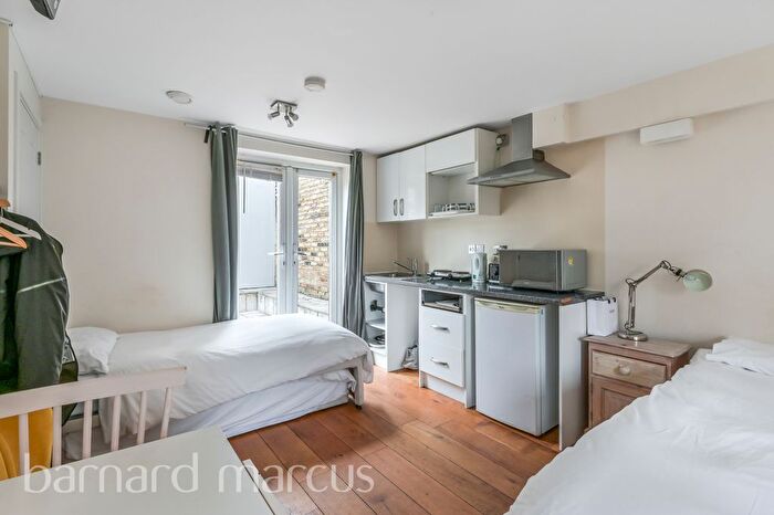 Studio To Rent In Kingsway, London, SW14