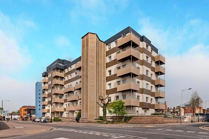 2 Bedroom Flat To Rent In Buckingham Gardens, Slough, SL1