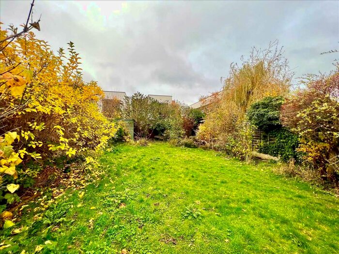 2 Bedroom Bungalow For Sale In Highlands Estate, Leigh On Sea, Essex, SS9