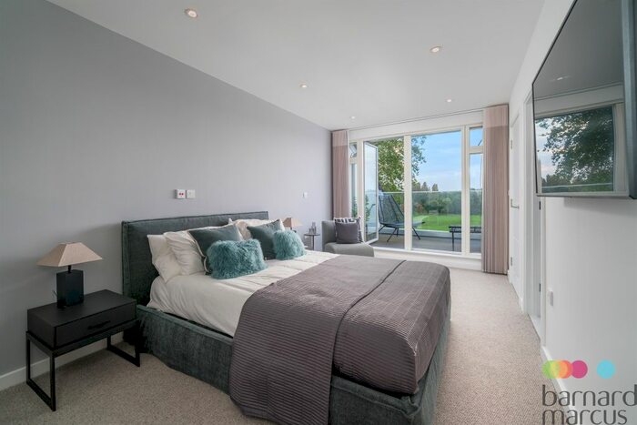 3 Bedroom Terraced House For Sale In Oak Grove, Muswell Hill, London, N10