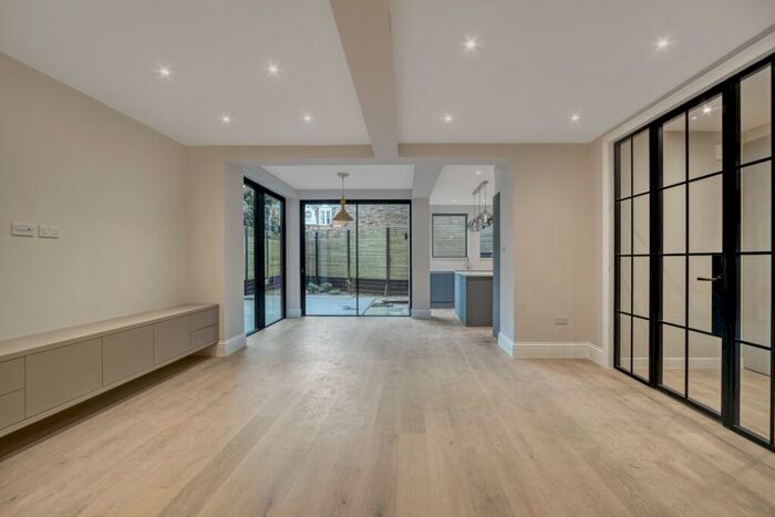 3 Bedroom Apartment To Rent In Bloomfield Road, Highgate, N6