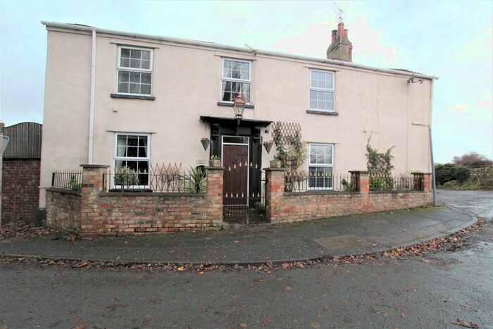 2 Bedroom Cottage To Rent In Lunnsfield Lane, Burton Salmon, Leeds, LS25