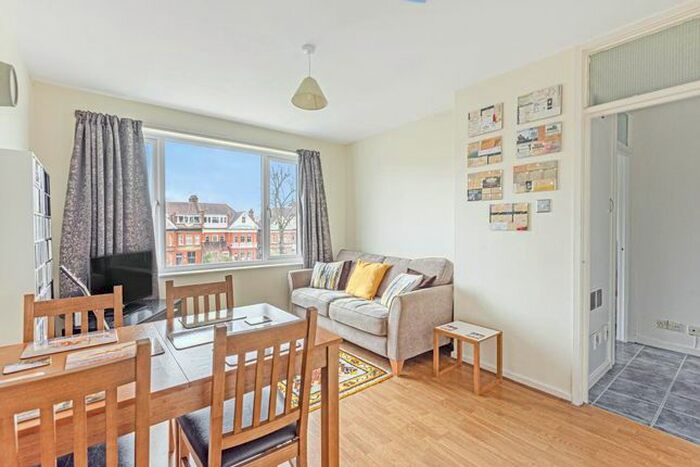 2 Bedroom Flat For Sale In Ballards Lane, Finchley, N3