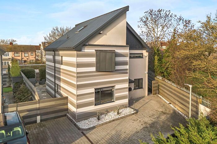 5 Bedroom Detached House For Sale In Basi Close, Hornchurch, RM11