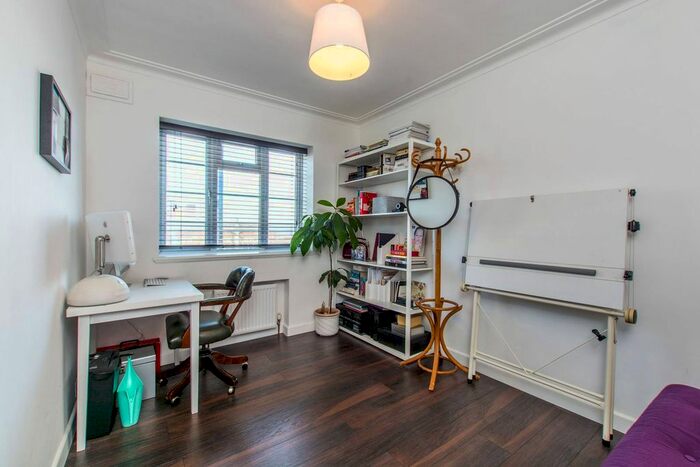 3 Bedroom Flat To Rent In Streatham High Road, Streatham, London, SW16