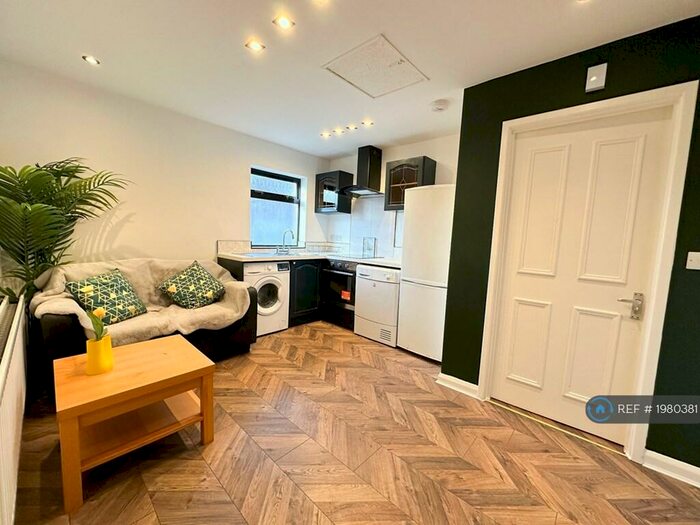 2 Bedroom Flat To Rent In Chesters Avenue, Newcastle Upon Tyne, NE12