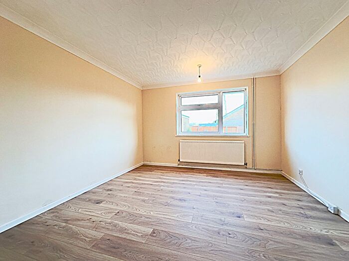 2 Bedroom Bungalow To Rent In Itchen Close, Bedford, MK41