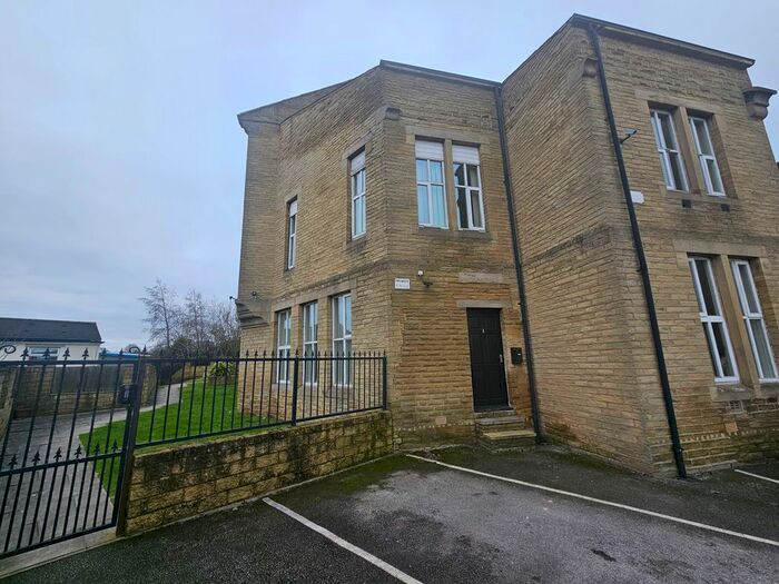 3 Bedroom Town House To Rent In Victoria Road, Bradford, BD2
