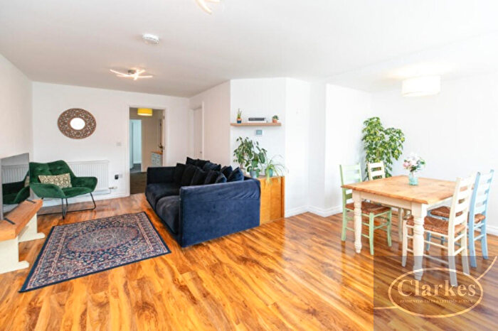 3 Bedroom Flat For Sale In Columbia Road, Bournemouth, BH10