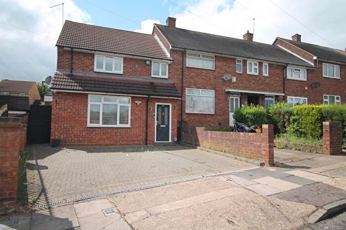3 Bedroom End Of Terrace House For Sale In Dorking Road, Romford, RM3