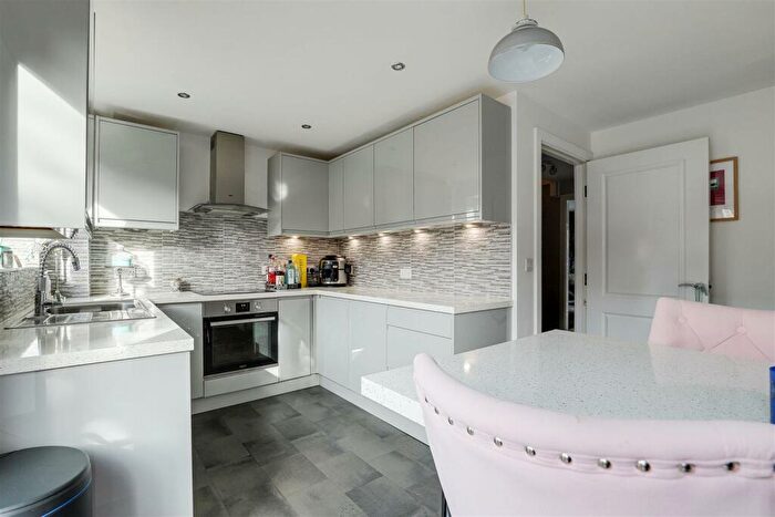 3 Bedroom Town House For Sale In Kelham Drive, Sherwood, Nottinghamshire, NG5