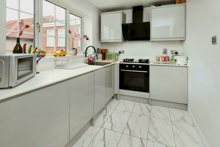 2 Bedroom Flat For Sale In Kings Road, Westcliff-on-sea, SS0