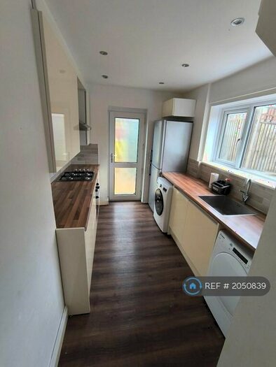 3 Bedroom End Of Terrace House To Rent In Styles Close, Luton, LU2