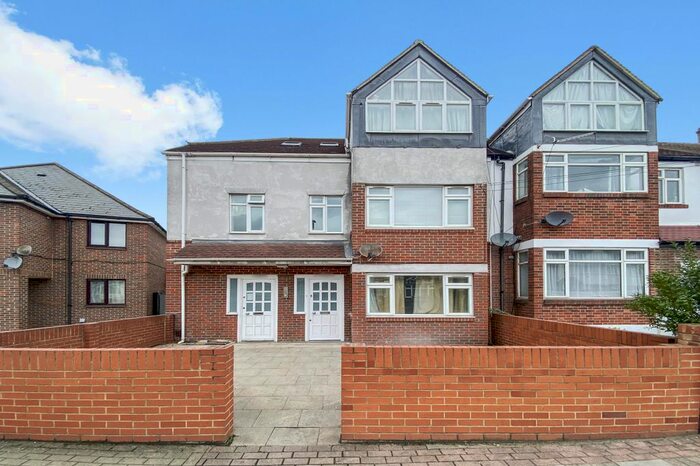 3 Bedroom Flat To Rent In Fishponds Road, London, SW17