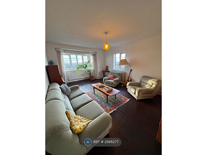 2 Bedroom Flat To Rent In Leigham Hall, London, SW16