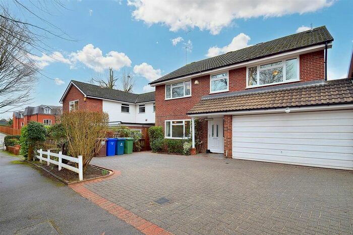 4 Bedroom Detached House To Rent In Oakleigh Road, Pinner, HA5