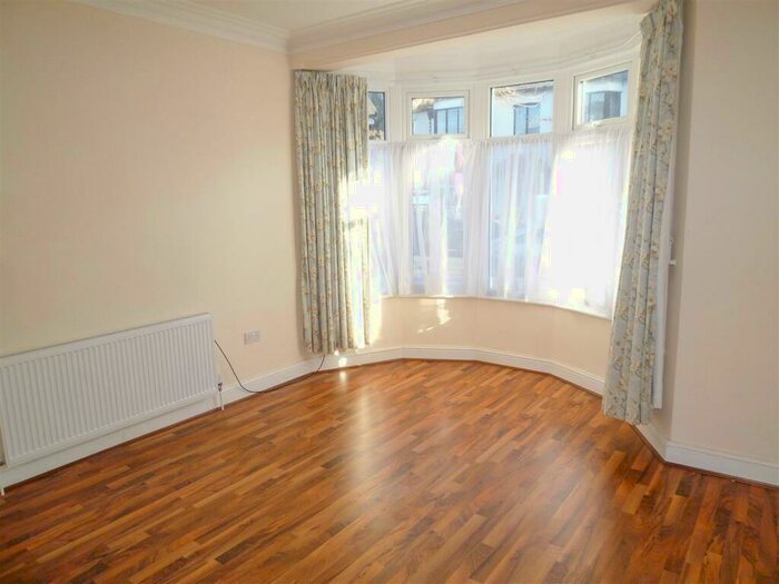 2 Bedroom Flat To Rent In Leigham Court Drive, Leigh-On-Sea, SS9