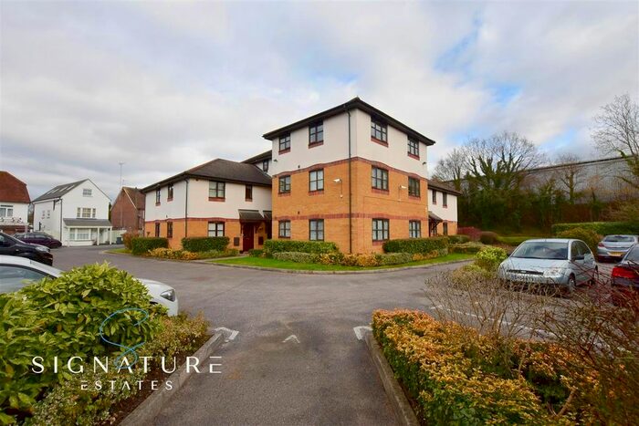 1 Bedroom Flat To Rent In Peterslea, Water Lane, Kings Langley, WD4