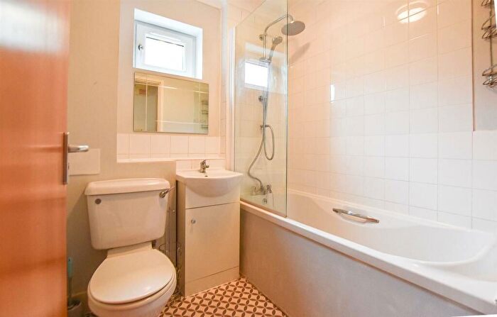 1 Bedroom Flat For Sale In Manor Road, Chatham, ME4