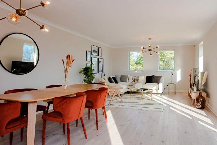 2 Bedroom Flat To Rent In Sparkford Gardens, N11
