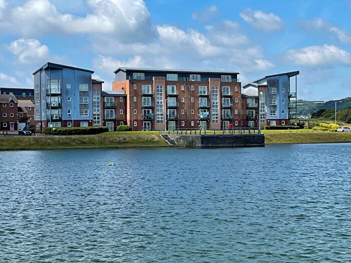 3 Bedroom Flat To Rent In Cwrt Westfa, Llanelli, SA15