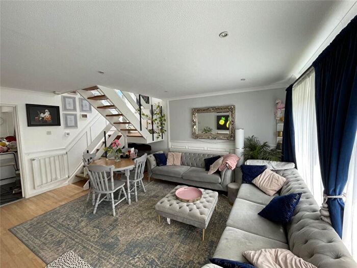 4 Bedroom Detached House For Sale In Old Cross Tree Way, Ash Green, GU12