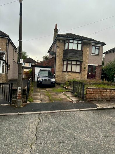 3 Bedroom Detached House To Rent In Hawkswood Avenue, Bradford, West Yorkshire, BD9