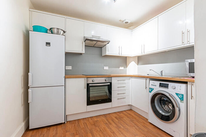 3 Bedroom Flat To Rent In L – Bryson Road, Edinburgh, EH11