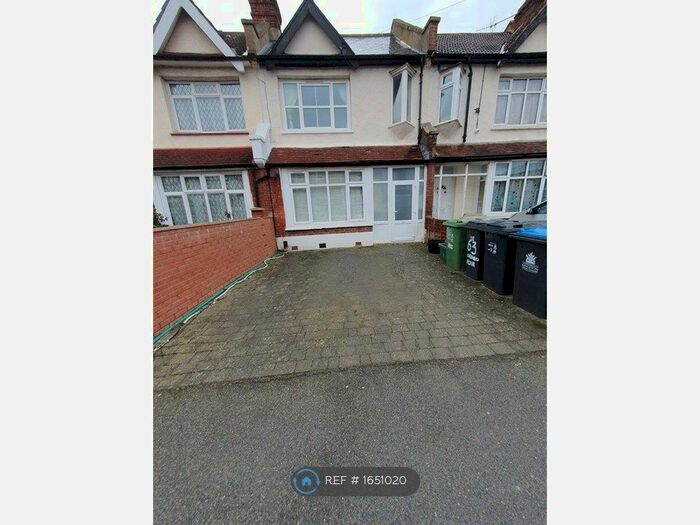 2 Bedroom Flat To Rent In Top Floor, New Malden, KT3