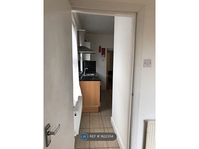 2 Bedroom Flat To Rent In Bush Road, London, SE8