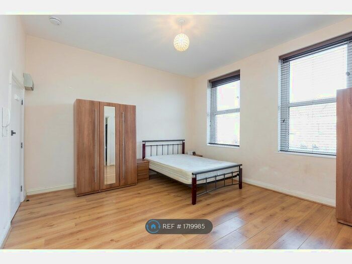 Studio To Rent In Woodside Park Road, London, N12