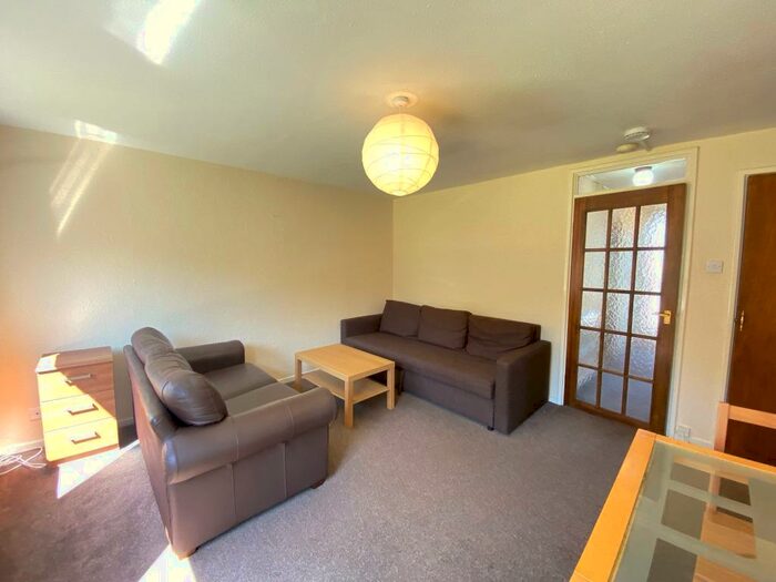 2 Bedroom Flat To Rent In Viewcraig Gardens, Newington, Edinburgh, EH8