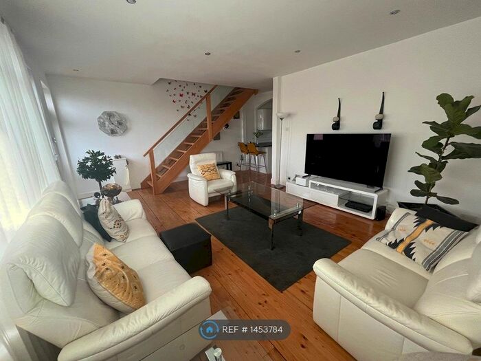 3 Bedroom Semi-Detached House To Rent In Invergowrie Drive, Dundee, DD2