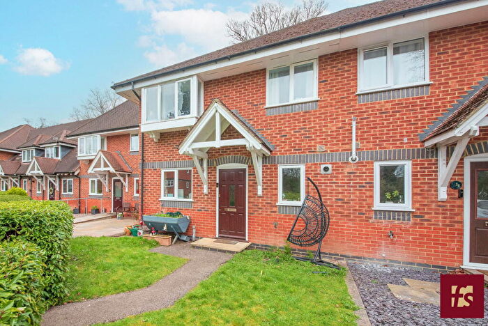3 Bedroom Semi Detached House For Sale In Masefield Gardens, Crowthorne, Berkshire, RG45
