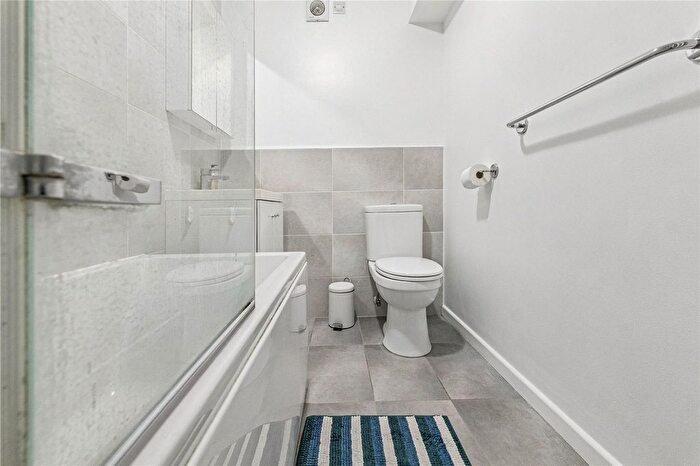 2 Bedroom Flat For Sale In Crowthorne Close, London, SW18