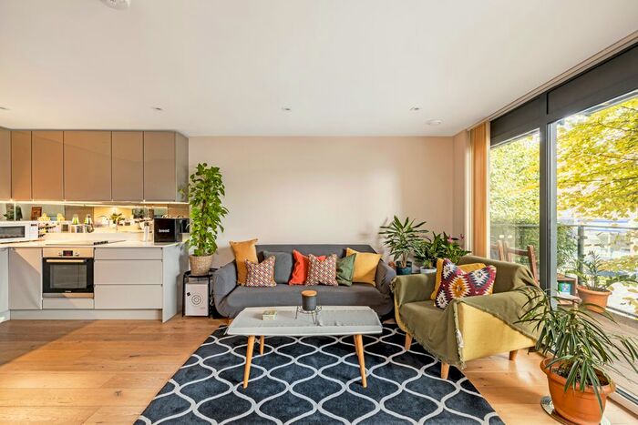 2 Bedroom Flat To Rent In Uxbridge Road, London, W5