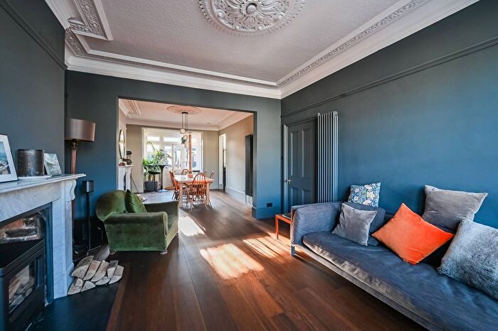 6 Bedroom Semi-detached House For Sale In Chase Green Avenue, Middlesex, Enfield, EN2