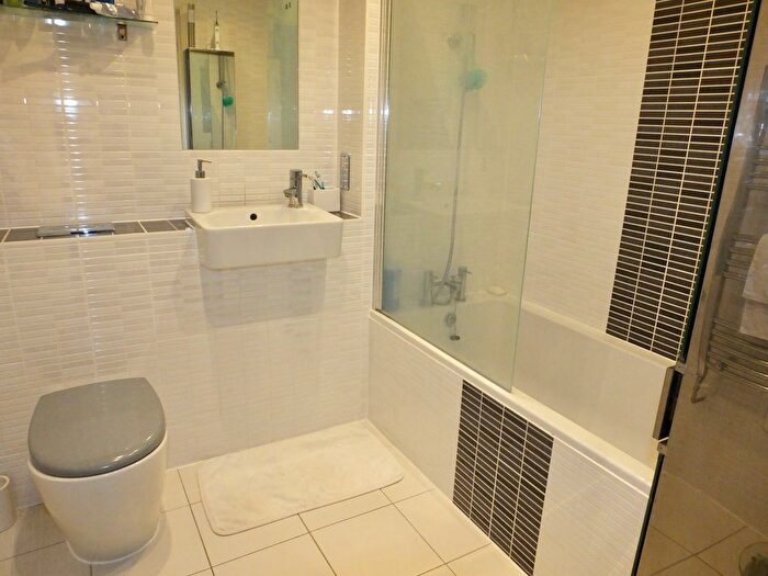 2 Bedroom Flat For Sale In Cumbrian Way, Southampton, SO16