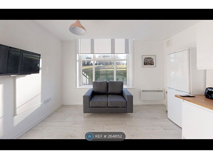 2 Bedroom Flat To Rent In New Road Avenue, Chatham, ME4